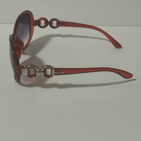 Classic Red Oversized Sunglasses with Gradient Lenses - Picture 3 of 4